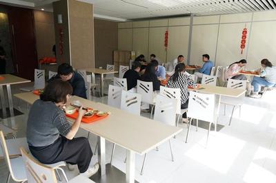 探索公益新路径 奉贤民营企业为何“倒贴钱”运营社区食堂？